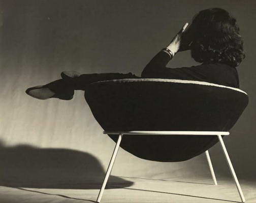 Архитектор Lina Bo Bardi в своем кресле Bowl Chair